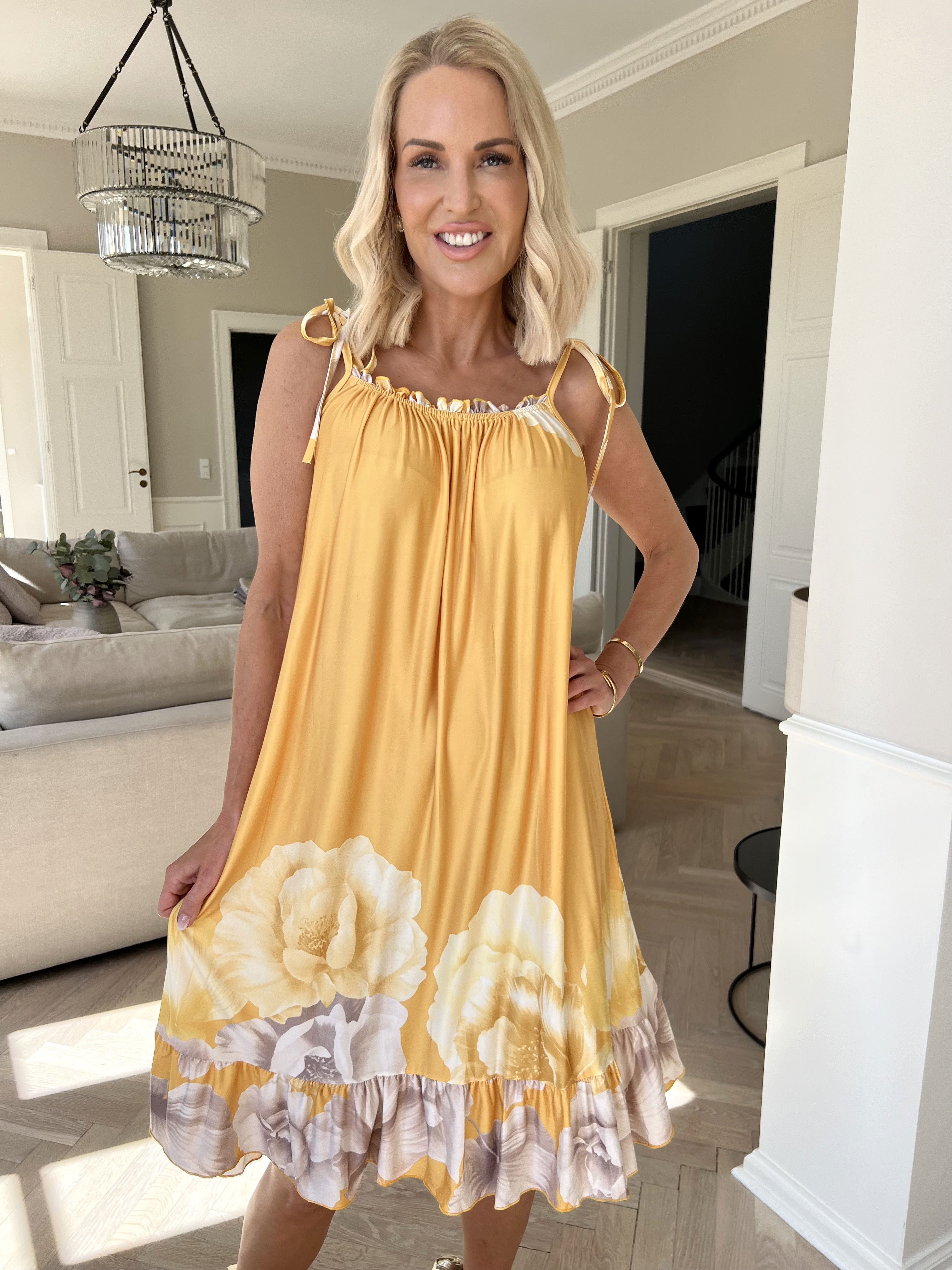 Maya Short - Elastisk strop sommerkjole med blomsterprint